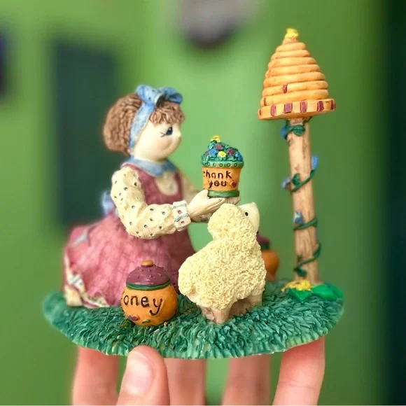 Cottagecore Garden Lovers Honey & Bees Farmhouse Vintage Figurine Art - Picture 2 of 9
